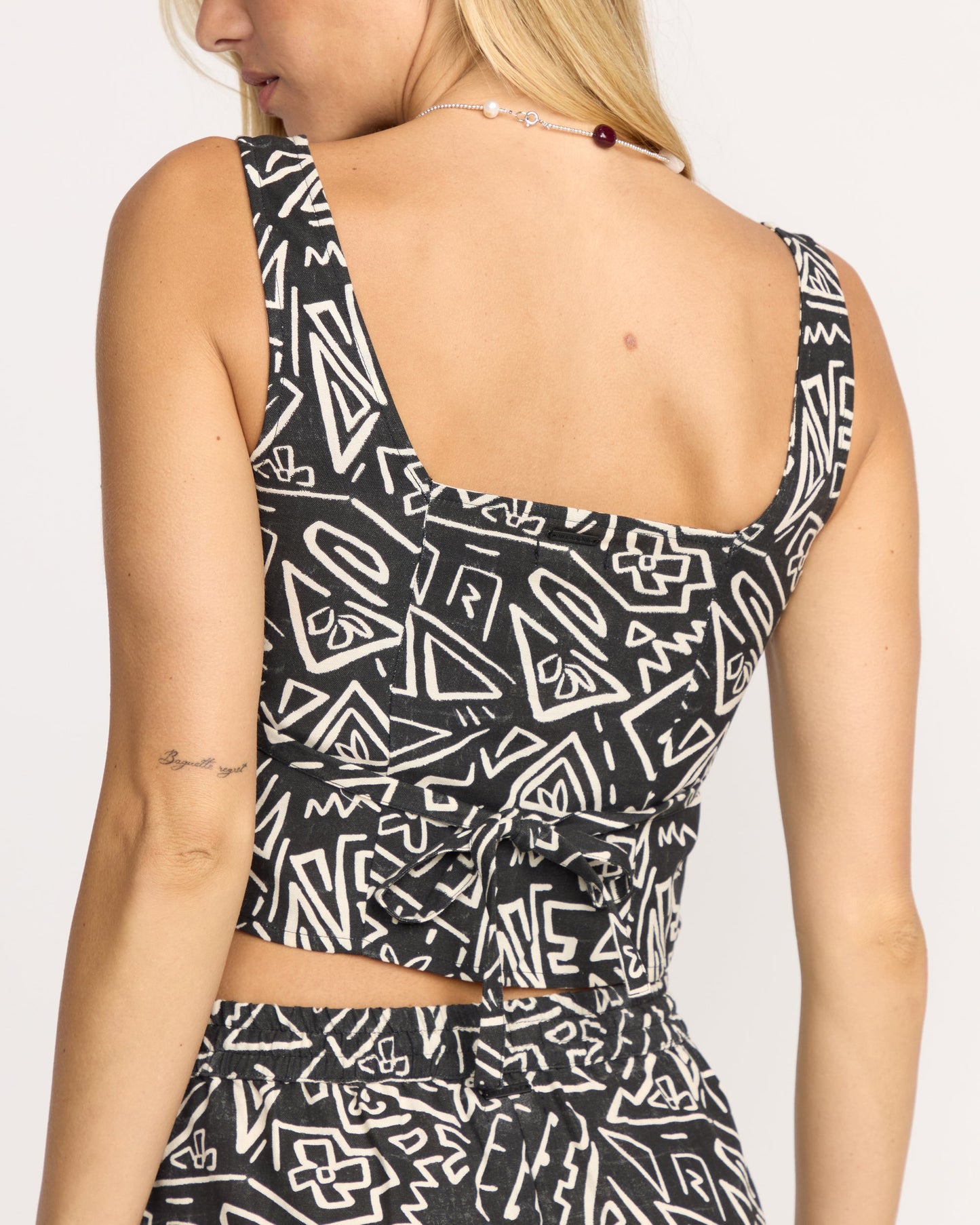 Feelin Free Woven Tank - Black White